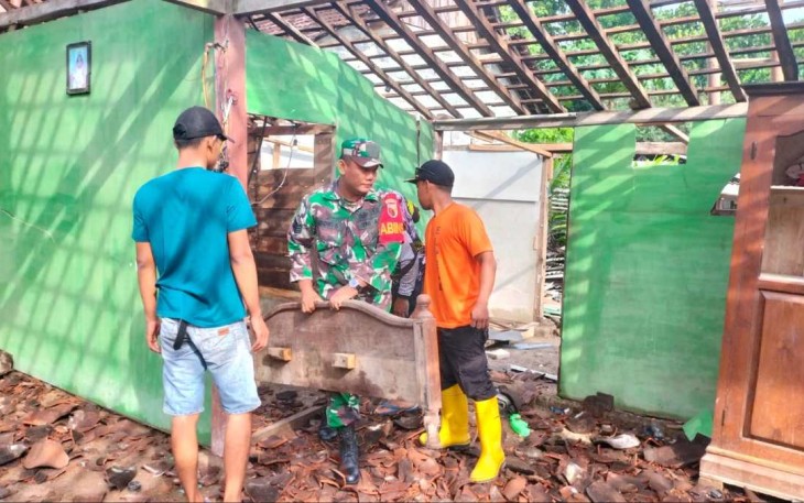 Serma Didik Susanto membantu rehab rumah warga desa binaannya, Rabu (24/1)