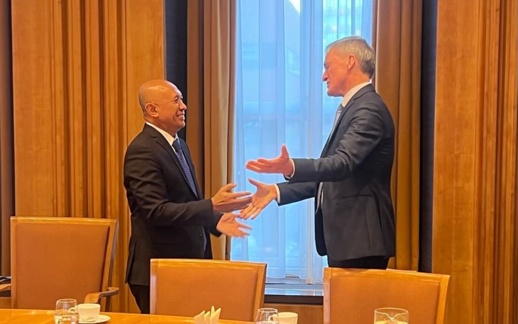 MenkopUKM Teten Masduki saat bertemu Menteri Ekonomi Belanda Sandor Gaastra di Den Haag Belanda, Kamis (25/1)