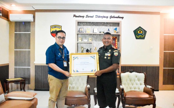 Danrem 023/KS Kolonel Inf Lukman Hakim saat menerima penghargaan satker terbaik dari KPPN Kota Sibolga, Kamis (25/1)