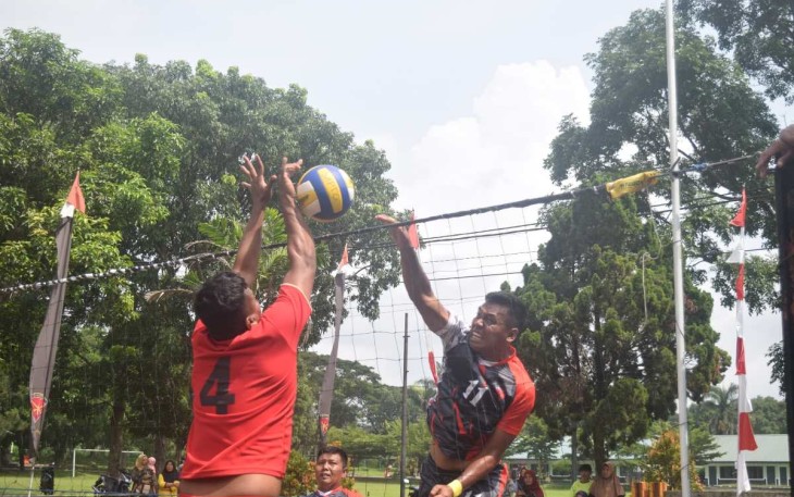 Smash keras pemain Xander berusaha dibloking lawan dalam turnamen bola voli meriahkan HUT Yonarmed 1 Kostrad, Jum'at (26/1)