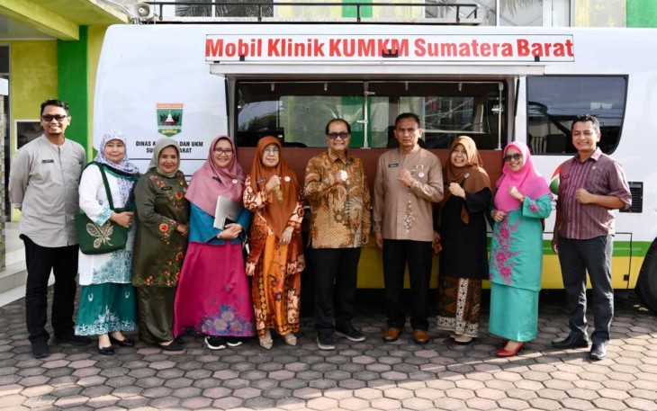 SeskemenkopUKM Arif Rahman Hakim foto bersama berlatar mobile klinik KUMKM Sumatera Barat, Sabtu (27/1)