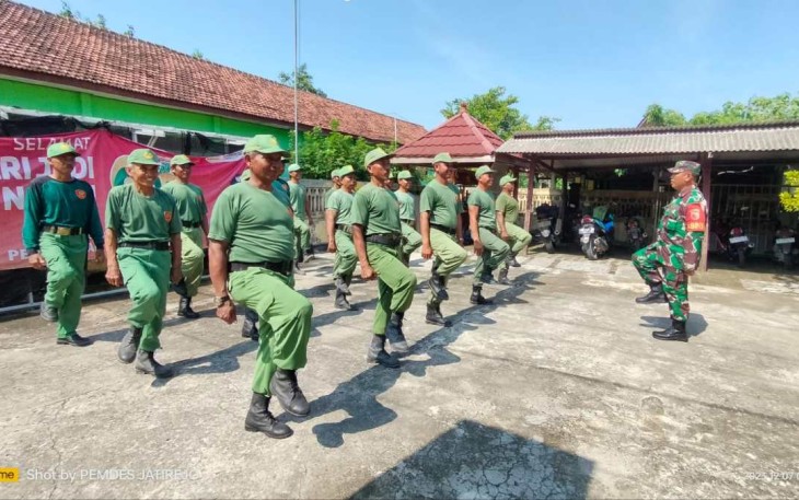 Latihan PBB anggota linmas desa Jatirejo, Sabtu (27/1)