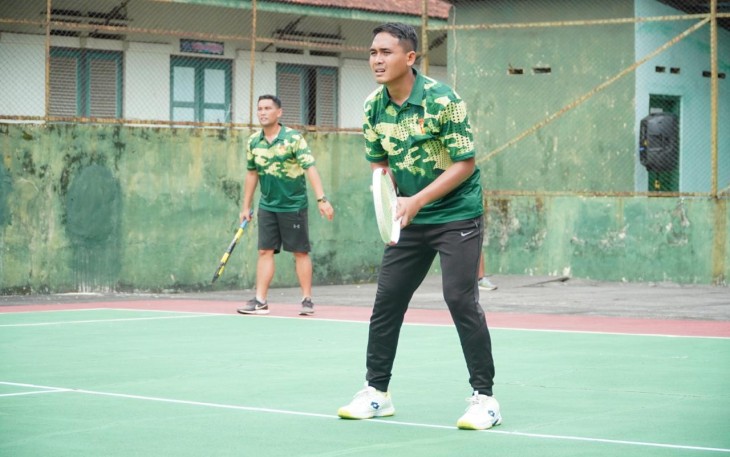 Olahraga tenis lapangan perwira Yonarmed 11 Kostrad, Sabtu (27/1)