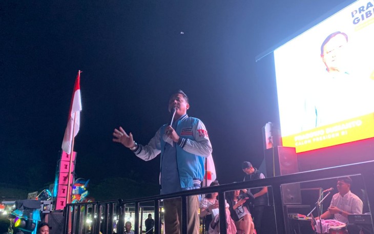 Ketua Bappilu DPC Partai Gerindra Kabupaten Blitar Adib Zamhari Saat Berkampanye untuk Pemilu 2024 di Lapangan Kendalrejo Kecamatan Talun, Senin 29 Januari 2024.