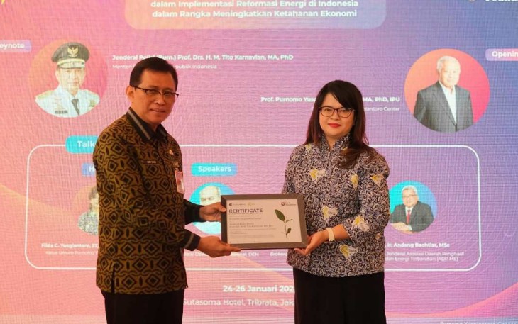Dirjen Bangda Kemendagri Restuardy Daud saat memberikan penghargaan 