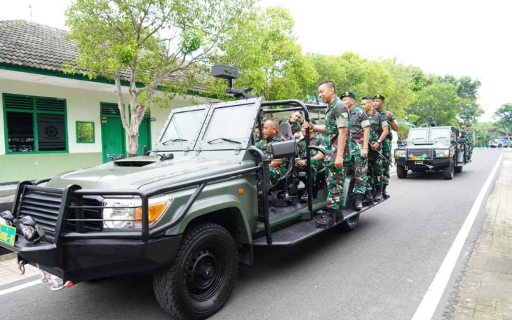 Pangkostrad Mayjen TNI Muhammad Saleh Mustafa menggunakan kendaraan PJD menuju Yonif 413 Kostrad, Sukoharjo, Senin (29/1)