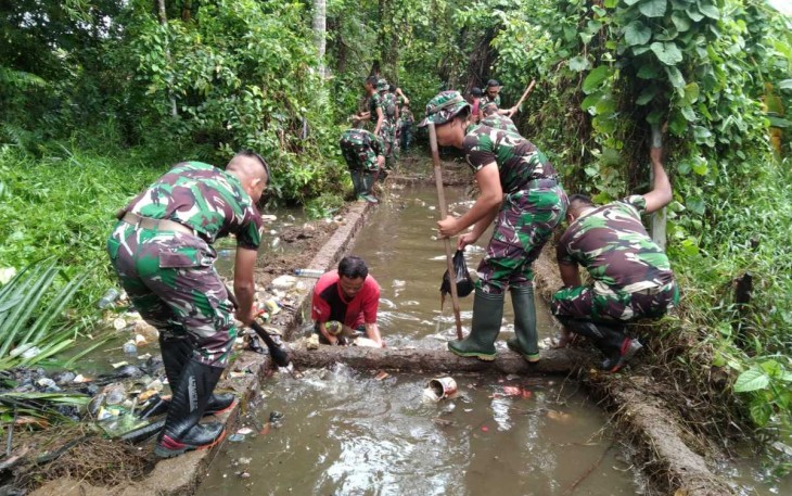Pembersihan saluran air di wilayah desa binaan