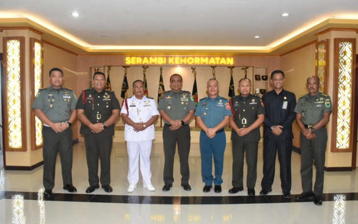 Pangdam Kasuari Mayjen TNI Ilyas Alamsyah foto bersama Kaotmil dan Kadilmil Papua, Selasa (30/1)