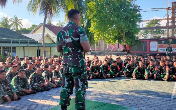 Dandim 1615/Lotim Letkol Inf Bayu Sigit Dwi Untoro saat memberikan jam komandan, Selasa (30/1)