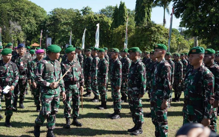 Pangdam IX Udayana Mayjen TNI Harfendi saat inspeksi pasukan di lapangan Puputan Niti Mandala Renon, Denpasar, Kamis (1/2)