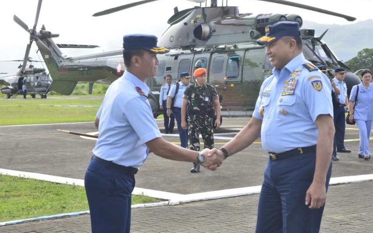 Danlanud Iswahjudi Marsekal Pertama TNI Firman Dwi Cahyono saat menyambut kedatangan Kasau Marsekal TNI Fajar Prasetyo dalam peresmian Satrad 221 Unit Radar Pacitan, Kamis (1/2)
