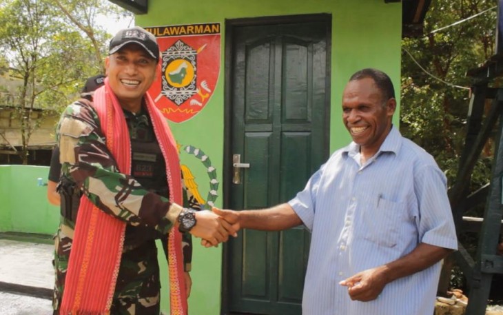 Dansatgas Yonif 623/BWU Letkol Inf Dimas Yamma Putra saat menyerahkan bantuan MCK, Rabu (31/1)