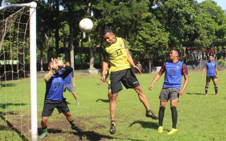 Striker andalan Menarmed 2 Kostrad berusaha mencetak gol, Jum'at (2/2)