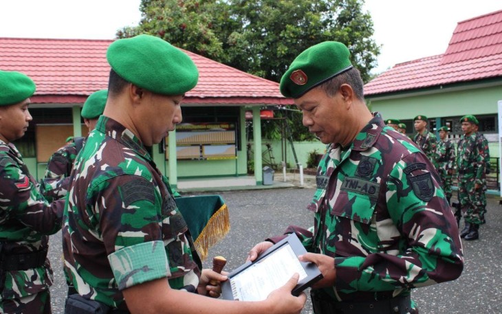 Dandim 1008/Tabalong Letkol Inf Budi Galih saat memberikan cenderamata prajuritnya purna tugas, Senin (5/2)
