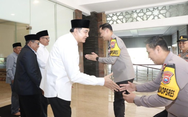 Kapolres Lamongan AKBP Bobby A Condroputra bersama Wakapolres saat bersilaturahmi dengan ulama, Rabu (7/2)