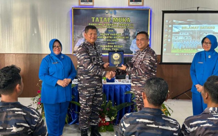 Pangkoarmada III Laksamana Muda TNI Hersan saat memberikan cenderamata Danlanal Tual, Sabtu (10/2)