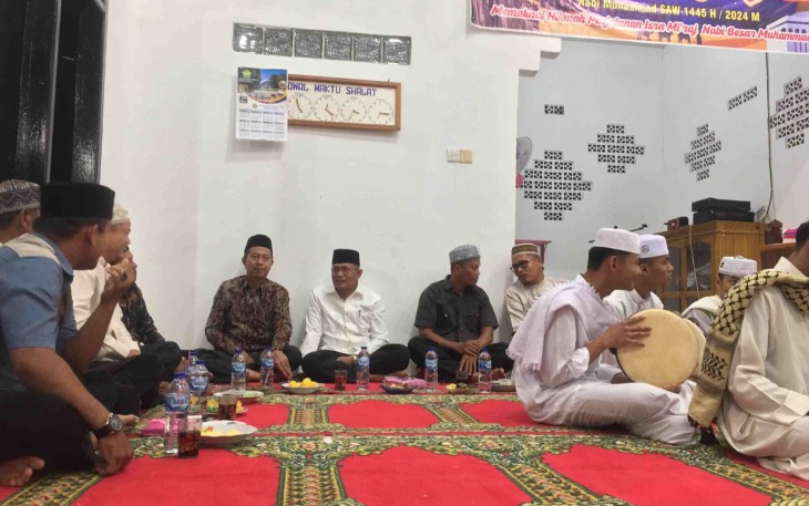 Ketua DPRD Pasbar Hadiri Isra Mikraj Di Mushola Darul Ulum Blok A
