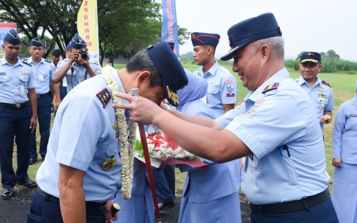 Dankoharmatau Marsma TNI Oki Yanuar saat disambut kalungan bunga di Depohar 90, Kalijati Subang, Senin (12/2)