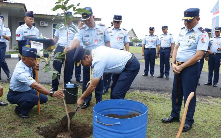 Dankoharmatau Marsma TNI Oki Yanuar saat tanam pohon di Depohar 90 Kalijati Subang, Senin (12/2)