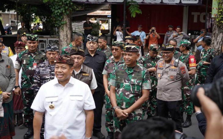 Pangdam IX Udayana Mayjen TNI Harfendi saat meninjau pelaksanaan pemungutan suara di TPS, Rabu (14/2)