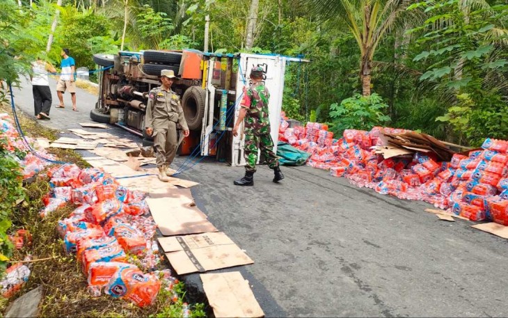 Sertu Winardi Bantu Evakuasi Truk Terguling