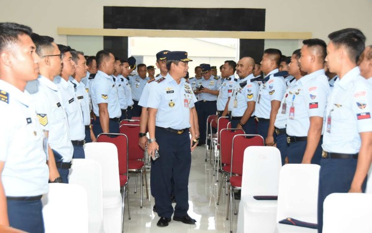 Dankoharmatau Marsma TNI Oki Yanuar saat menyapa prajuritnya di Depohar 10 Lanud Husein Sastranegara Bandung, Kamis (15/2)