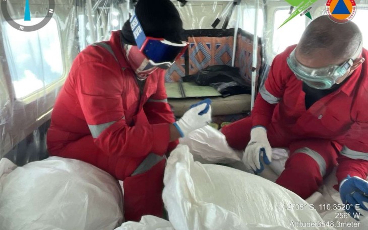 Tim menyiapkan NaCl untuk kemudian disemaikan dalam operasi Teknologi Modifikasi Cuaca (TMC) demi mengurangi potensi dampak bencana banjir Demak, Jawa Tengah, Kamis (15/2).