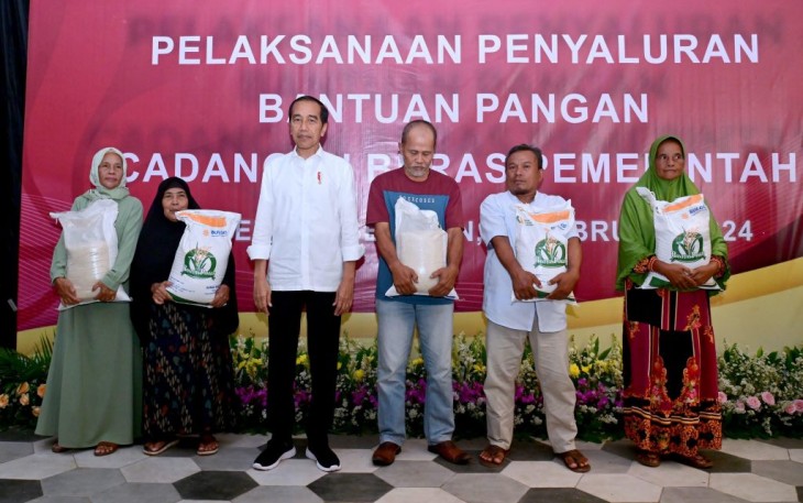 Presiden Joko Widodo saat hadir langsung dalam kegiatan penyaluran Bantuan Pangan beras di Kota Tangerang, Senin (19/02).