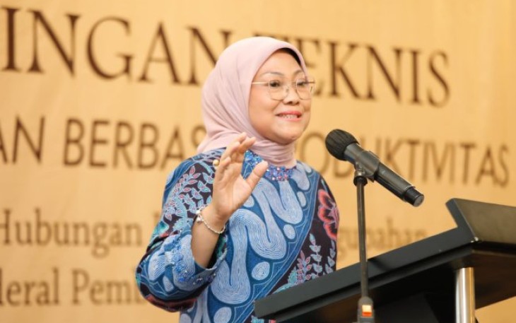 Menaker Ida Fauziah saat memberikan bimtek pengupahan berbasis produktivitas di Mojokerto, Selasa (20/2)