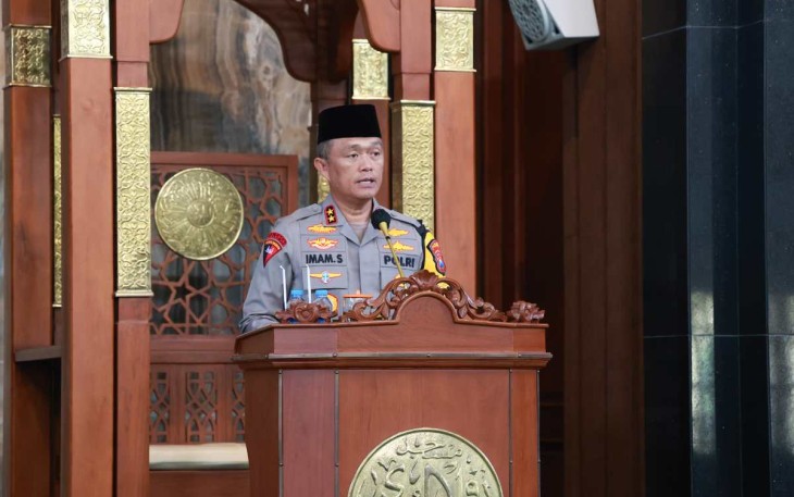 Kapolda Jatim Irjen Pol Imam Sugianto memberikan sambutan dalam peringatan Isra Mi'raj di Masjid Arif Nurul Huda, Mapolda Jatim, Rabu (21/2)