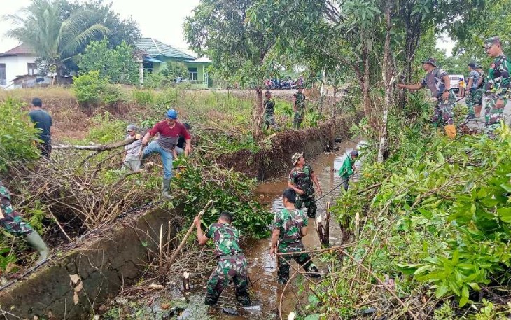 Peduli lingkungan wilayah Koramil Awayan