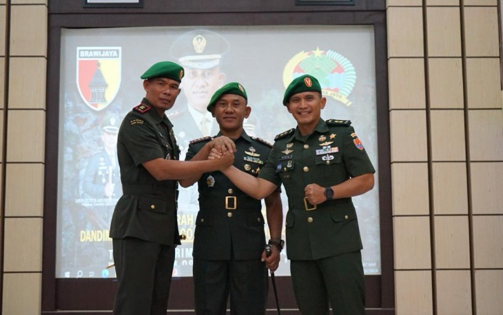 Letkol Inf Dwi Soerjono foto bersama usai Sertijab, Jum'at (23/2)