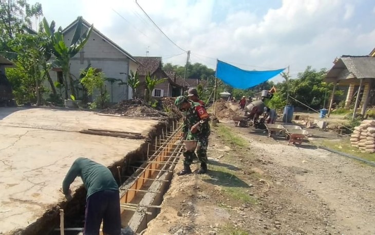 Bangun saluran drainase bersama warga binaan