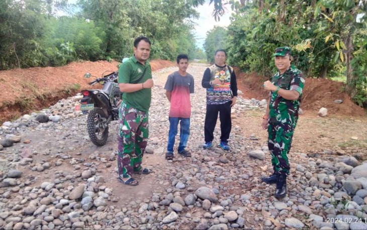 Dansatgas TMMD Kodim Gowa Letkol Inf Muhammad Isnaeni Natsir saat meninjau langsung kegiatan satgas, Sabtu (24/2)