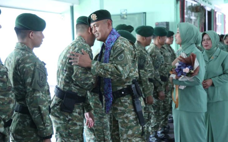 Suasana haru Kolonel Arm Joko Setiyo berpamitan dengan prajuritnya, Sabtu (24/2)