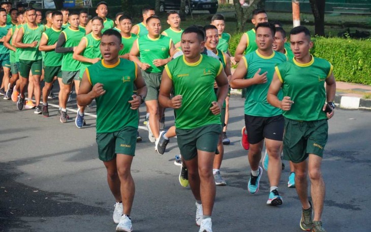 Lari bersama prajurit Yonarmed 11 Kostrad, Selasa (27/2)