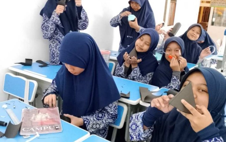 Siswi Kelas 9 SMP Nurul Ilmi Boarding School praktek bangun ruang matematika, Kamis (29/2)