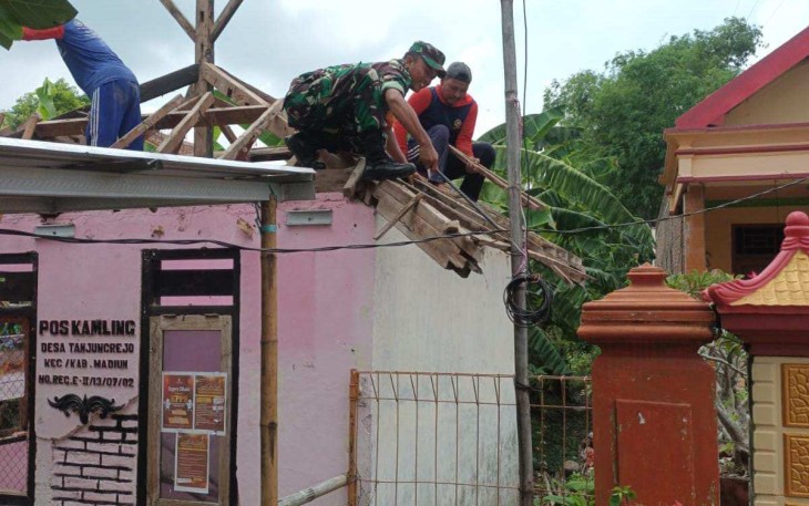 Bangun poskamling bersama warga desa binaan