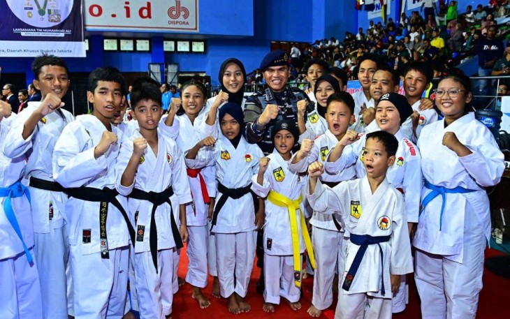 Kasal Laksamana TNI Muhammad Ali foto bersama atlet karateka di GOR Tanjung Priok Jakarta Utara, Jum'at (1/3)