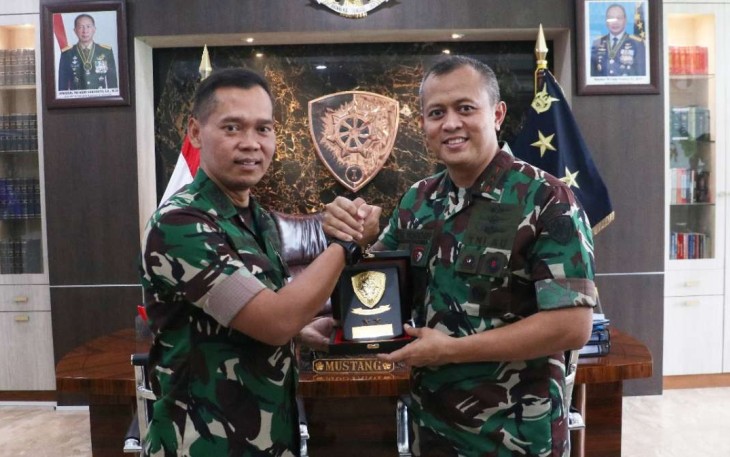 Kol Pnb Sidik Setiyono menerima cenderamata Pangkoopsud I Marsekal Mudah TNI Mohammad Nurdin di Jakarta, Jum'at (1/3)
