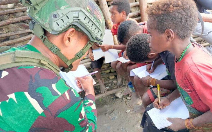 Tebarkan ilmu pengetahuan bagi anak-anak distrik Sinak Kabupaten Puncak, Papua, Jum'at (1/3)