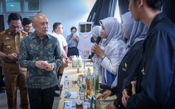 MenkopUKM Teten Masduki bersama mahasiswa ITERA Lampung Selatan, Senin (4/3)
