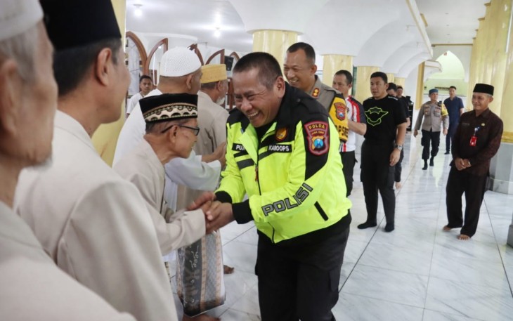 Polda Jatim Berikan Bantuan Ratusan Marbot se Kabupaten Lumajang, Rabu (6/4)