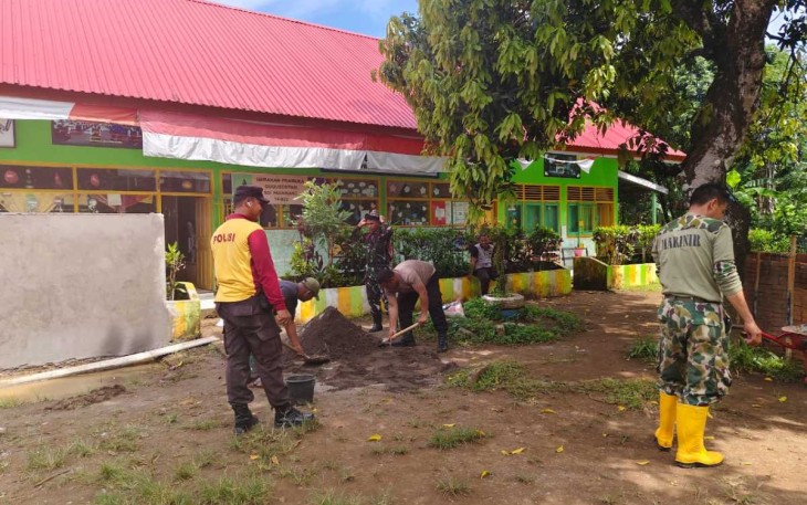 Perbaikan SD Panaikang dalam program TMMD Kodim Gowa, Kamis (7/3)
