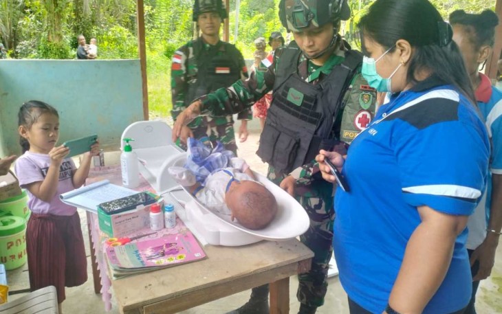 Posyandu balita Satgas Yonif 310/KK di kampung Umuaf, Kamis (7/3)