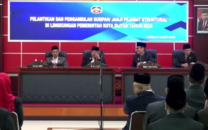Ketua DPRD Kota Blitar Syahrul Alim (duduk di paling kiri) Saat Hadiri Pelantikan Pejabat Struktural Pemkot Blitar