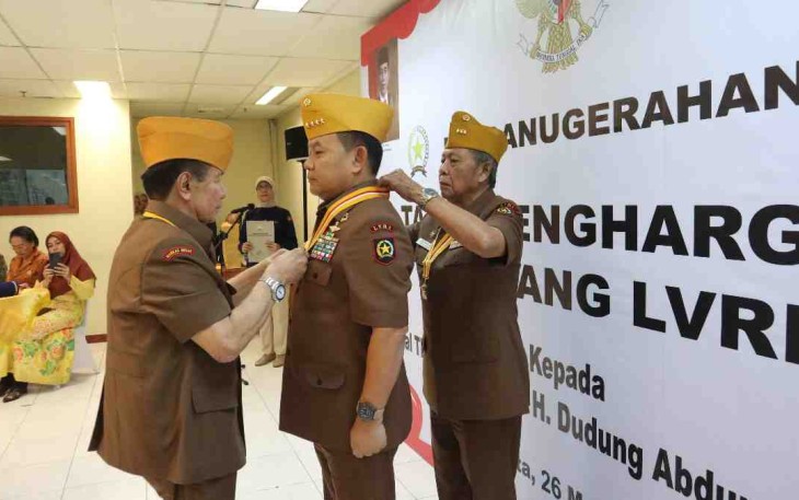 Jenderal TNI Purn Dudung Abdurrahman menerima Tanda Kehormatan Bintang LVRI