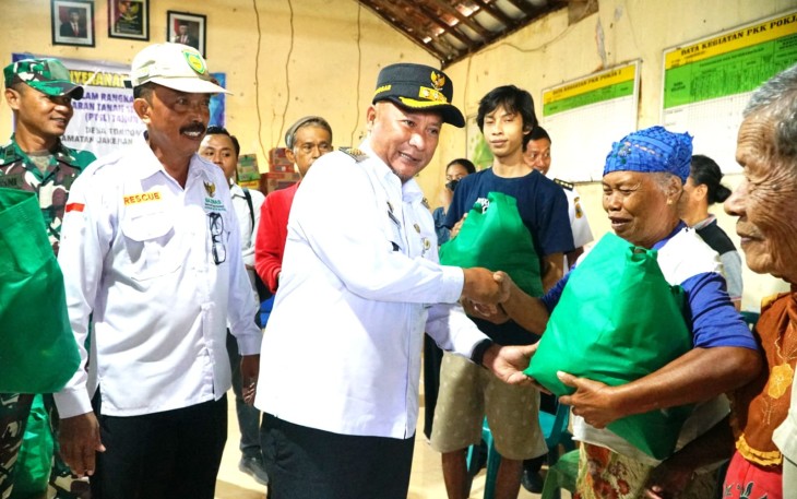 Penyerahan  bantuan untuk korban banjir dan kebakaran 