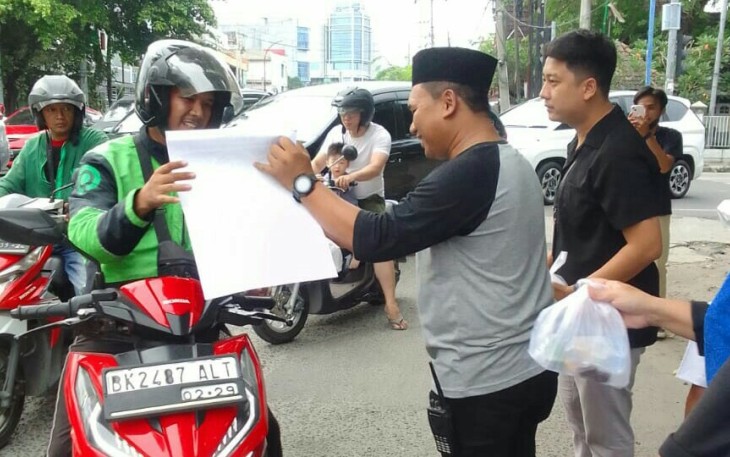 Lurah Sidodadi, Hendra Kurniawan saat memberikan takjil, Jum'at (29/3)