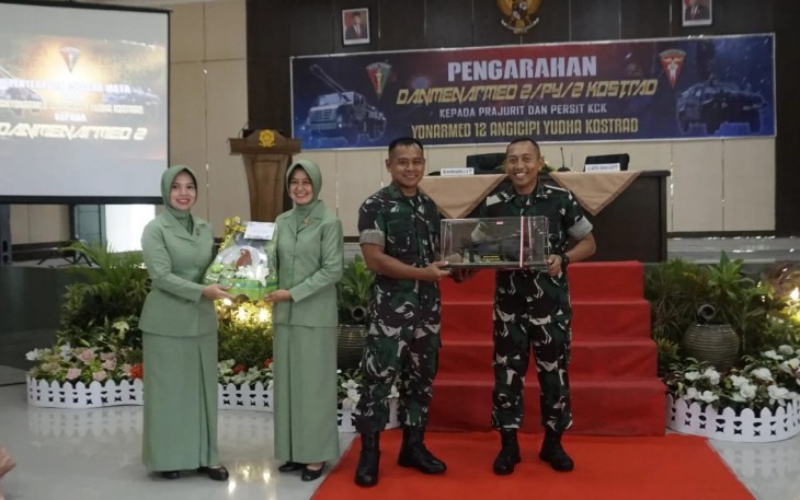 Danmenarmed 2 Kostrad Letkol Arm Siswo Budiarto saat menerima cenderamata 